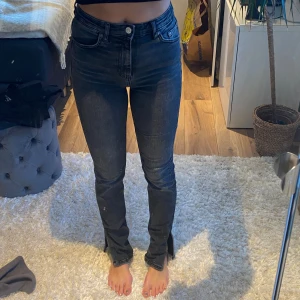 Zara jeans - Högmidjade jeans från zara med slits. Är 173 cm och sitter bra i längden, storlek 34