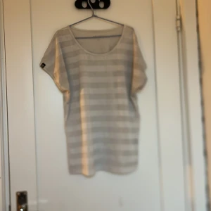 Vit t-shirt - Vit tishrt i storlek S. Tyget är randigt. Finns på bild