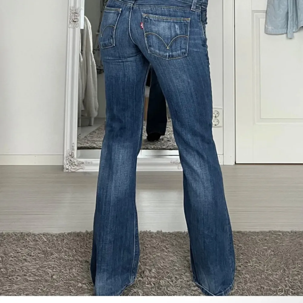 Bilderna är lånade!! Men kan även skicka egna. Personen på bilden är 170🩷 Jeans från levis. Söker då dom ej kommer till användning 🩷Pris går att diskutera!! . Jeans & Byxor.