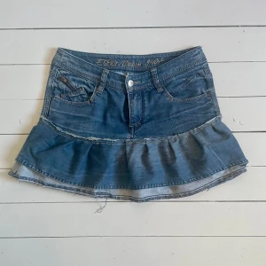 Kort lågmidjad jeanskjol med volang - Secondhand jeans från Esprit som jag sytt om till en volangkjol med rawedges ✨  