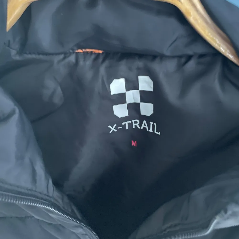 En väst från X-Trail. Köpt för 399kr i höstas. Säljer då jag aldrig använder den. Str M. Enda defekten är det lilla bandet i kragen som rycktes av. . Jackor.