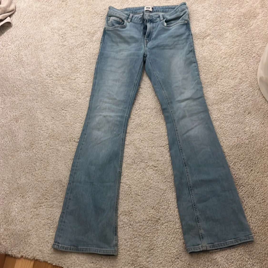 Ljusblå bootcut jeans