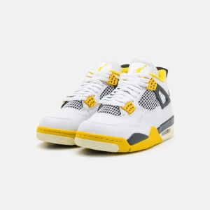 Skor  - Helt nya Jordan 4 köpte fel storlek darför jag säljer den