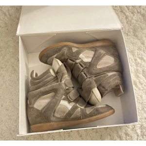 Isabel Marant skor - Säljer mina älskade isabel marant skor☺️De är äkta och har låda men inte dust bag. De har tecken på användning som man ser i bilderna.  Byter gärna också mot vilken färg som helst!  Kontakta för mer information 