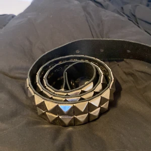 Bluefox nitbälte  - Så coolt nitbälte från bluefox, bra skick. Storlek M(82-98cm) men ett extra hål så kanske 78-98. Nypris är 350 och slutsålt, så säljer för 200. 