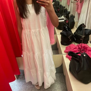 Vit sommarklänning - Säljer denna jättefina vita klänningen från monki. Endast testad. Fick inte tillfället att använda den. Pris kan diskuteras. Passar xs-s Nypris: 499kr