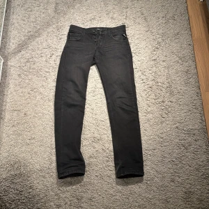 Svarta Replay jeans - Svarta replay jeans i 9/10 skick, Använda Max en månad då dem blev för små