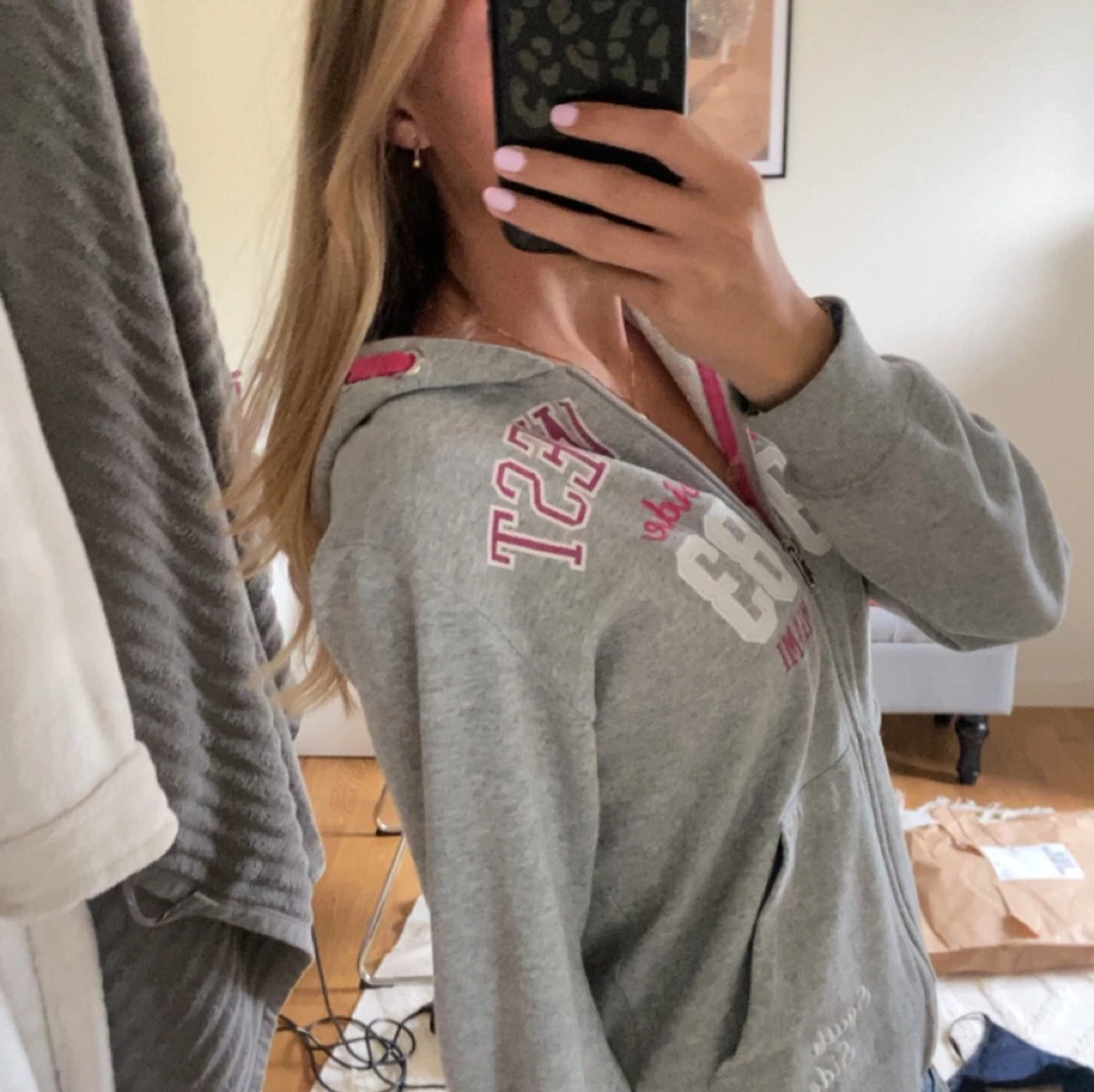 Grå hoodie med tryck - 91