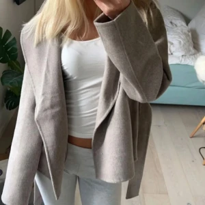 Beige kappa - Så fin kappa, säljer vidare då den inte passa mig :(( storlek S. Bandet följer inte med, då det är borta. 