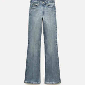 Bootcut medelhög midja, jeans  - Bootcut jeans från Zara, ”Jeans ZW collection bootcut medelhög midja contour” 😁Som nya, använda max 3 gånger. 170 cm för preferens!