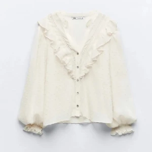 zara blus  - säljer den populära zara blusen då den inte längre kommer till användning! en knapp saknas men inget som syns tydligt 💞