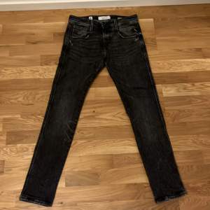 Jeansen är knappt använda och modellen är ANBASS AGED - Jeans tapered fit - grå denim (slim fit) i storlek 29/30. Pris går att diskuteras o skriv om du vill ha fler bilder. Nypris ligger på cirka 1800kr. Pris går att diskuteras vid snabba affärer!