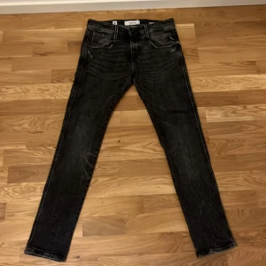 Svarta replay jeans - Jeansen är knappt använda och modellen är ANBASS AGED - Jeans tapered fit - grå denim (slim fit) i storlek 29/30. Pris går att diskuteras o skriv om du vill ha fler bilder. Nypris ligger på cirka 1800kr. Pris går att diskuteras vid snabba affärer!