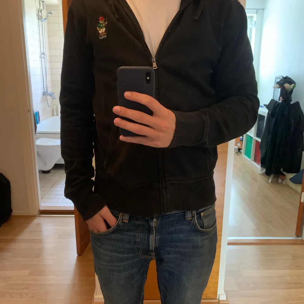 Storlek M, ganska använd, cond 6.5/10. Hoodies.