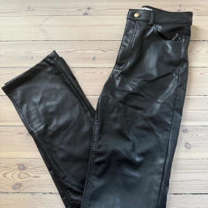 Skinnbyxor - Svarta skinnbyxor från Zara. Endast använd ett fåtal gånger. 