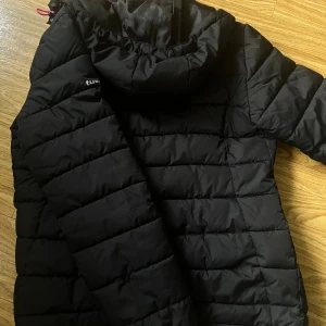 Dunjacka - Riktigt fin och figursydd lättare dunjacka. 