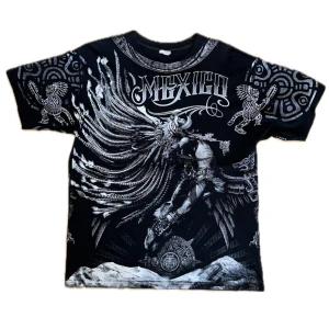 Skit Cool Graphic Y2k Tshirt  - Väldigt nice graphic tshirt. Är i mycket bra skick, knappt använd. Väldigt nice material också. Längd: 71 cm. Bredd: 52 cm. Ställ gärna frågor, priset kan diskuteras.