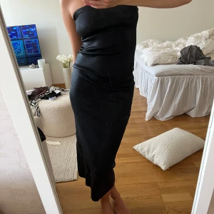 Svart klänning med glitter  - En midklänning i svart med lite glitter i sig från Zara. Superfin och prislapp sitter kvar så helt oanvänd. Jag är 171 