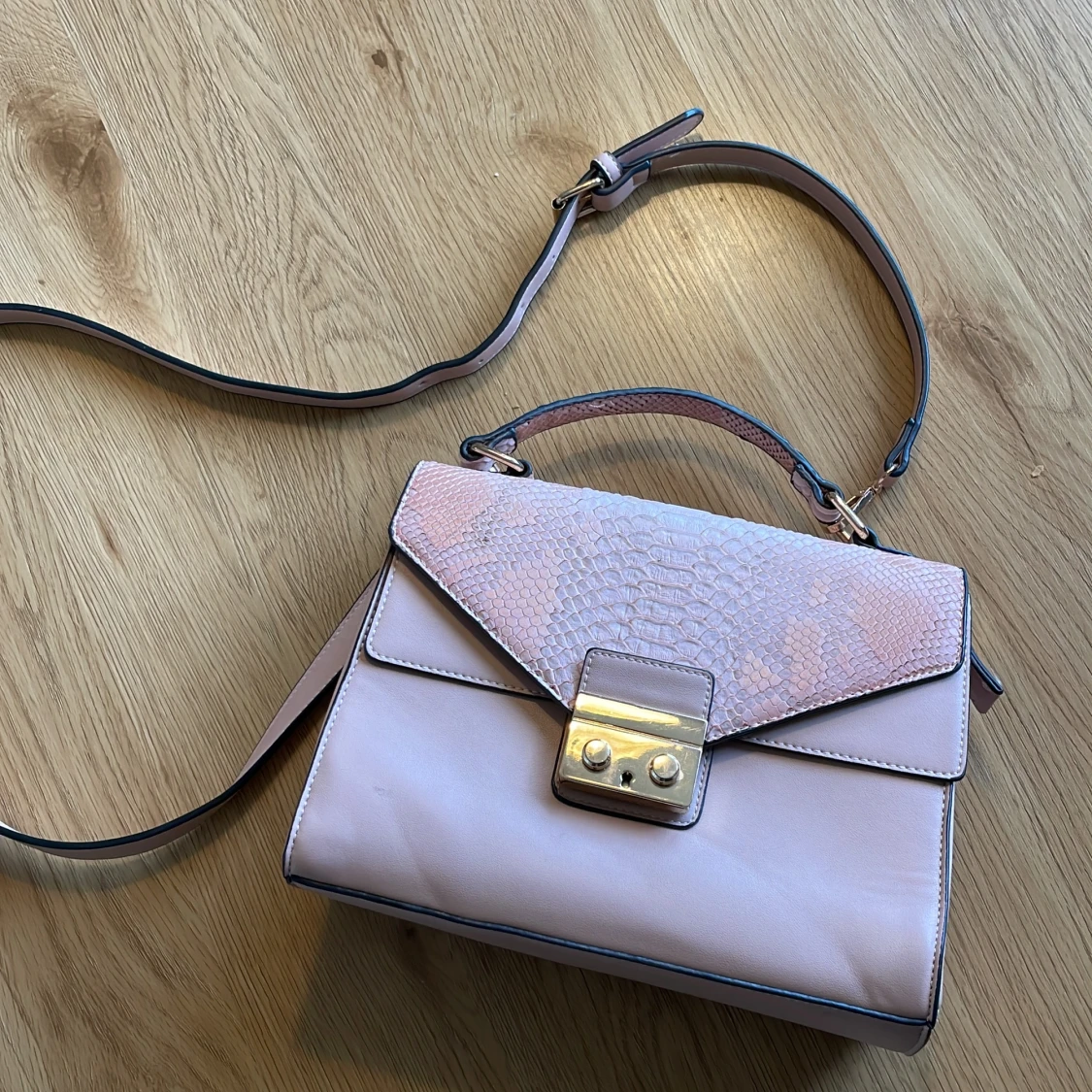 Ljusrosa/puderrosa väska