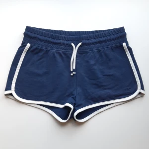 Blå shorts - Blå shorts från Hampton Republic med vita detaljer. Bra skick. Är i barnstorlek 158/164 men passar som storlek XS. Skriv vid frågor. 