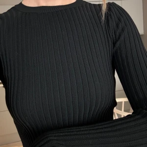 Långärmad tröja - Svart långärmad tröja från reserved. Endast använd ett fåtal gånger. 