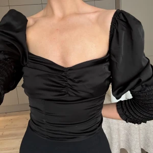 Blus - Svart blus från H&M, storlek xs. Använd sparsamt. 