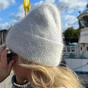 Mössor  - Det har blivit dags att sälja mössor igen, har även vantar. Finns i ljusgrå, vit, svart, mörkgrå, ljusblå, ljusrosa och beige. Finns endast fåtal i lager. Från julidesign på Instagram. Säljer exakt likadana här som där. 349kr/st 