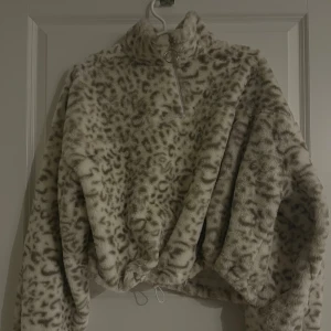 Leopard hoodie utan huva  - En snygg leopard hoodie med en kedja. Man kan även justera den som en cropped. Rätt bekväm och varm! 