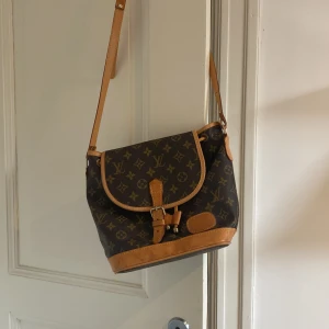 Väska  - Axelremsväska köpt second hand.  Gissar att den inte är äkta då den saknar serienummer. 