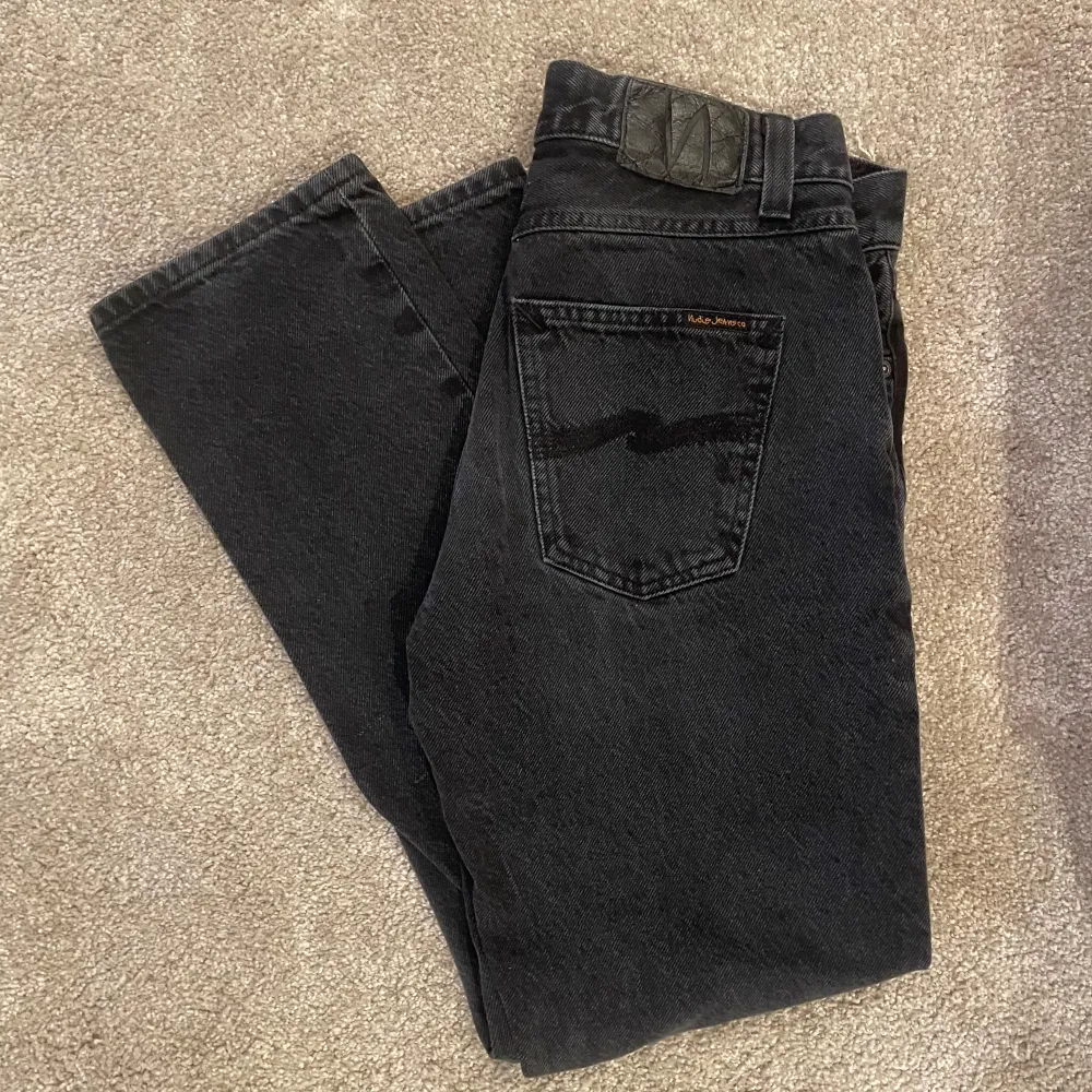 Säljer dessa tvärfeta Nudie Jeans i modellen Gritty Jacksson, vilket är regular fit. Skicket är 9/10, knappt använda🤩. Jeans & Byxor.