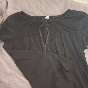 Genomskinlig svart blus  - Jättesnygg genomskinlig blus, perfekt till fest. Ingen aning om storlek men passar mig som oftast har S. Skriv vid frågor 💞