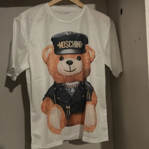 Moschino T-shirt  - Helt ny moschino T-shirt den är äkta men har it kvitto till den.