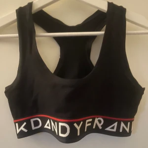 Topp - Säljer nu denna helt oanvända topp/bh ifrån Frank dandy💕