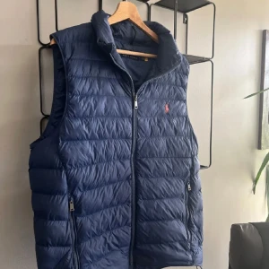 Ralph lauren väst - Hej, säljer nu min riktigt feta blå väst för ett riktigt bra pris. Den passar dig som bäst när du är 171-176 men det beror på!! Perfekt inför hösten som kommer nu. Nypris runt 3500 tror jag. Hör av er om ni vill ha fler bilder. Mvh
