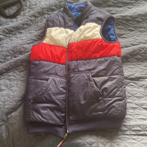Väst - Tommy hilfiger väst som kan användas på två sidor, väldigt bra skick 