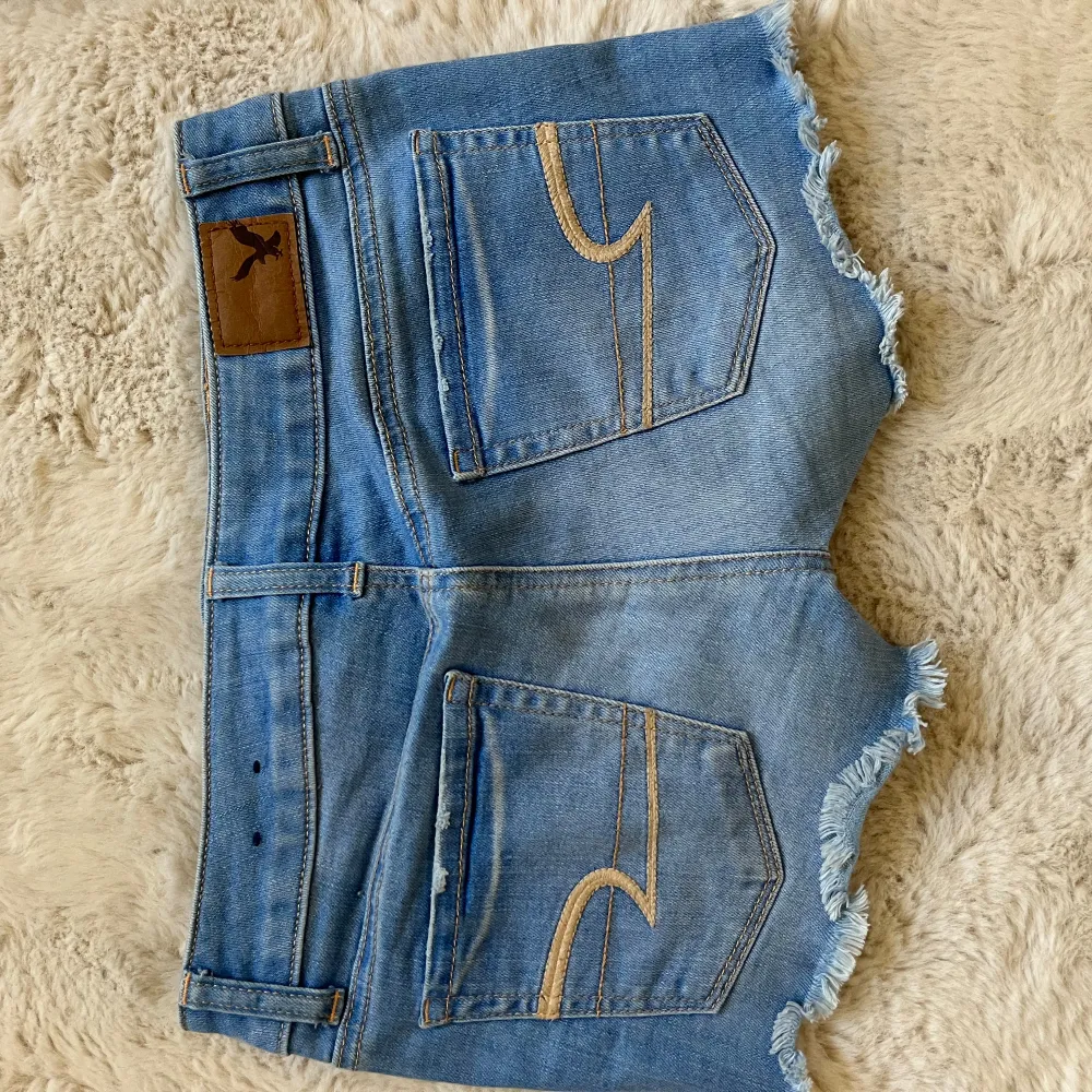 Säljer ett par american eagle low waist jeans shorts som inte kommer för användning!!❤️. Shorts.