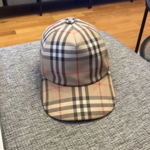 Berberry keps  - Hej säljer nu min burbeery keps då den inte kommer till användning kepsen är äkta men tyvär har jag inte kvitto eller box kvar då jag köpte den begagnat tveka inte på att skriva om du har frågor 