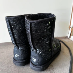 Uggs - Svarta uggs med paljetter. Sparsamt använda.  Storlek 38