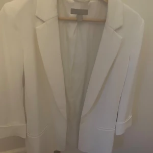 Snygg vit kavaj  - Guldknappar på ärmen och fodrad. Är sparsamt använd. Mycket snygg. 
