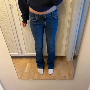 Lågmidjade och utsvängda jeans från Zara - Säljer dessa mörkblå lågmidjade och utsvängda jeans från Zara i stolek 40 (är mindre i storleken)😍 På bild 4 ser ni slitningar i byxans ben😇