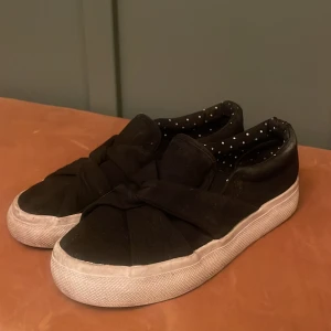 Svarta skor ifrån Anna field, Zalando. Dom har några små fläckar som går att få bort!❣️ - Skor utan sko snören, änka att få på, har en liten detalj där fram på skon, köpta för 339 säljer för 230📦❤️🧚‍♀️