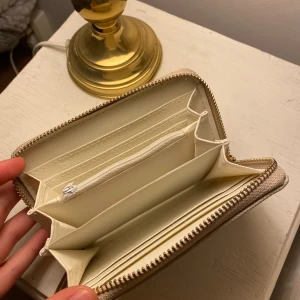 Vit plånbok/clutch - Vit ganska stor plånbok, som får plats mycket i! Många fack, man kan också använda den som en clutch💓💓