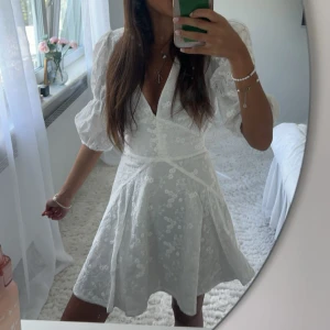 Adoore klänning - Sååå snygg adoore klänning perfekt till sommar, student, skolavslutning Endast använd en gång på studenten