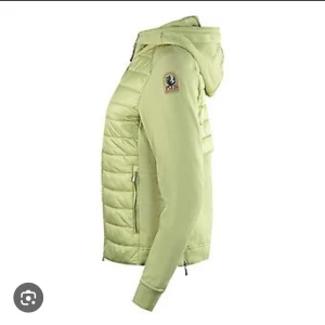 Parajumper jacka - Säljer min parajumper och den är använd fåtal gånger o har inga hål eller större slitningar (köpt för 3500kr från Room 1006 )