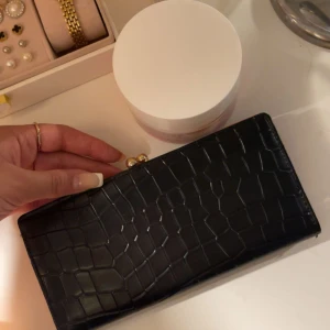 Plånboksväska - Svart och fin plånboksväska i läder material, ej använd.