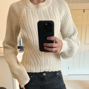 stickad tröja med knyte i ryggen - Nyskick!