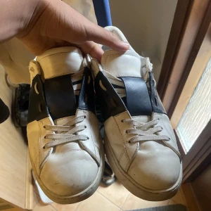 Valentinos opens  - Mörkblå, bra skick och snygga. Vet inte hur populära de är så därför säljer jag de för 1500