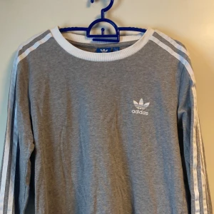 Grå adidas tröja - Ungefär Storlek Xs/XXs. (Passar även mindre) Använd 1 gång. Bra skick.