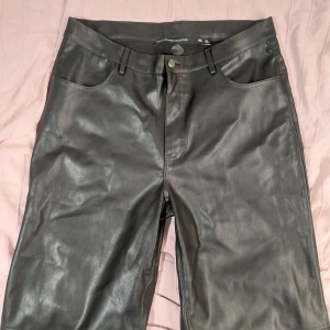 Läderbyxor - Läderbyxor (läderimitation) sparsamt använda, bra skick