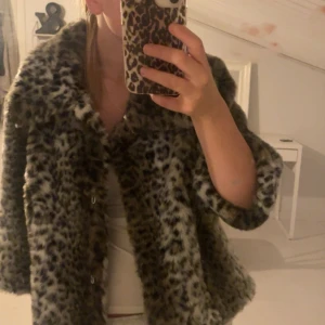 Snygg leopard jacka 🎀 - Väldigt bra skick knappt andvänd, varm o skön. Trekvarts jacka , vet ej märket tyvärr !! 🙌 storlek 16 UK men passar som S 